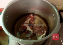 苦瓜龙骨黄豆汤的做法图解2