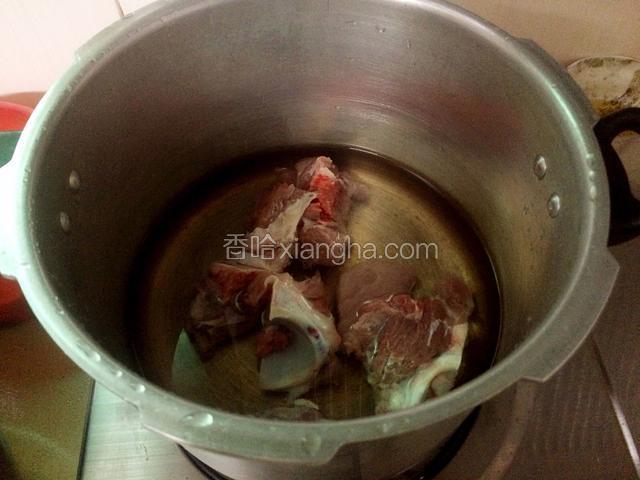 锅里加入少许水，把龙骨放入水中烧开，焯水捞出。