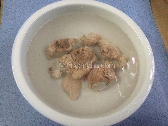 龙骨捞出后放入凉水再次洗干净后备用。