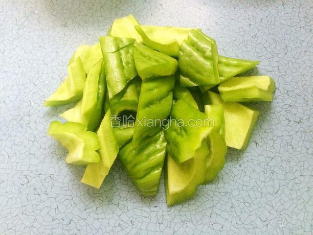 苦瓜对半切开，去掉瓜囊，切成滚刀块备用。