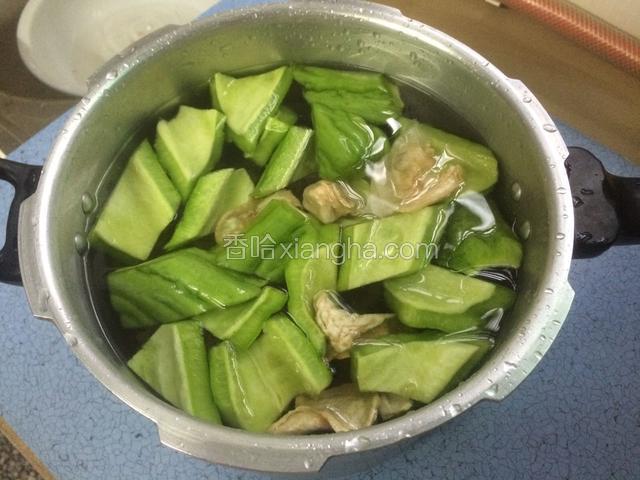 紧接着把所有食材放入高压锅中，倒入适量清水，盖上盖子，大火压10分钟，中小火压半小时。