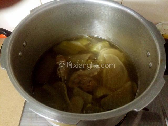 关火后放一段时间，才可以开盖，开盖后加入盐调味即可。