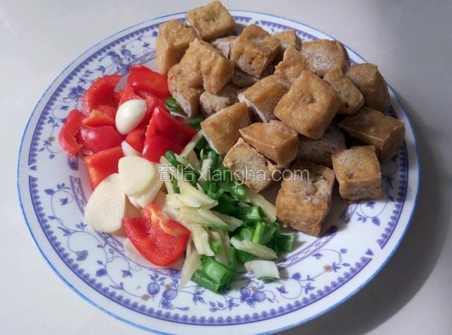 豆腐泡，炸过放冰箱里冻过滴，红椒切块，蒜切片姜切丝，葱切碎，备用