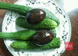 皮蛋拌黄瓜的做法图解1