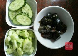 皮蛋拌黄瓜的做法图解2