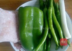 双椒炒肉的做法图解1