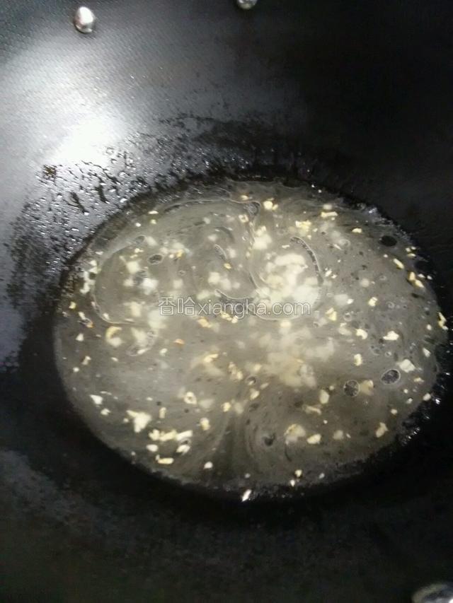 用吃饭的碗放入一碗水。加入盐。