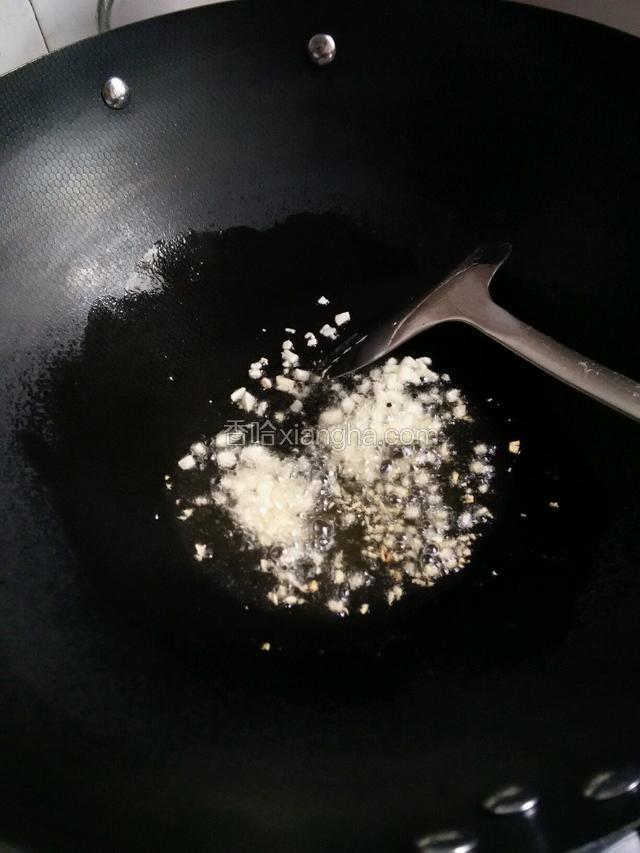 热锅放油，烧至七成热，放入蒜沫爆香。