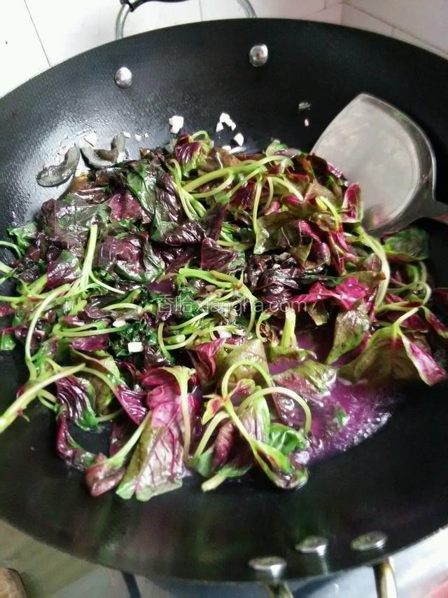 煮开后放入苋菜。