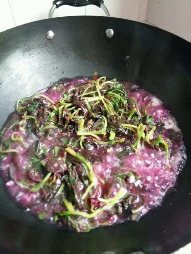 现在入锅大概煮两分钟。放入葱，就可以盛进碗里了！