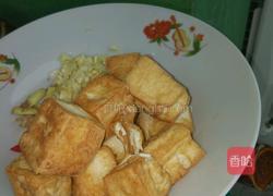 豆腐榨菜闷鱼的做法图解2