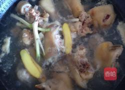 猪蹄尾巴黄豆汤的做法图解1