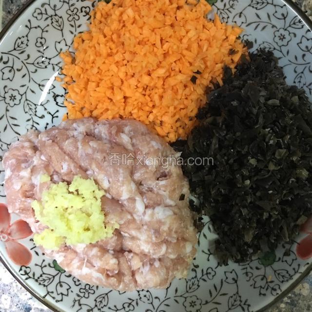 猪肉切沫，胡萝卜切碎，木耳凉水泡发切碎，姜切沫，家里没香葱了，有的话放进去更好