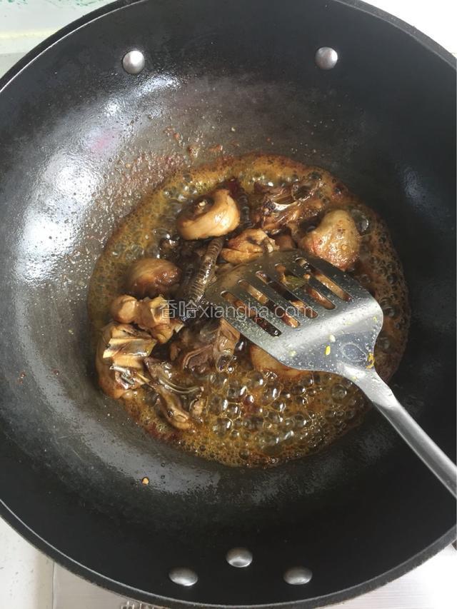 炒五分钟加入料酒适量，生抽盐鸡精