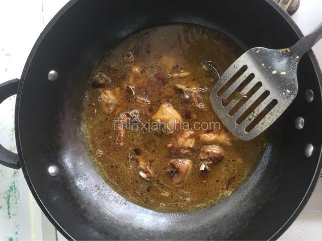 倒入适量的水没过鸡孑大火烧15分钟