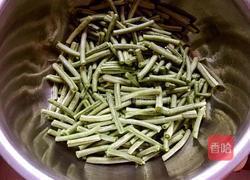 西红柿炒豇豆疙瘩的做法图解1