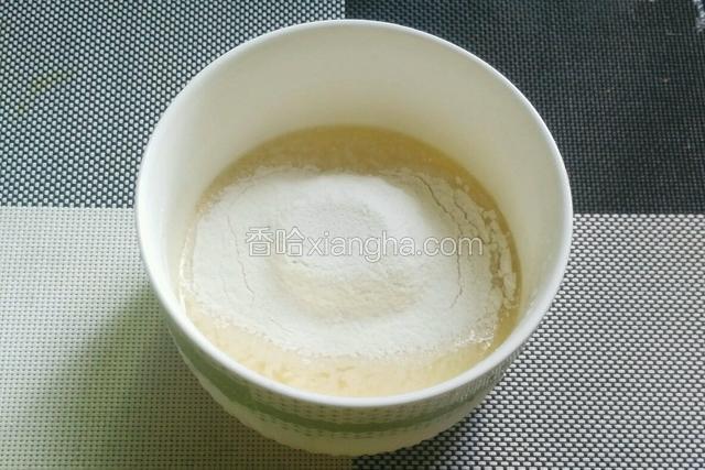 加入水，筛入面粉。