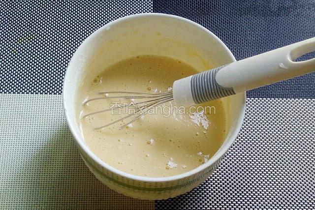 用打蛋器搅拌成无颗粒蛋糊。