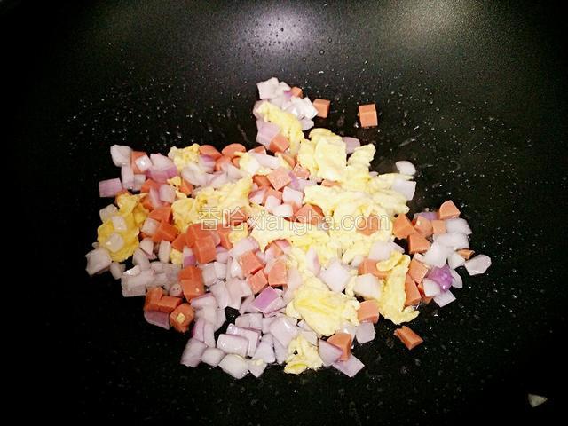 倒入洋葱、火腿炒出香味。