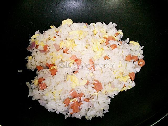 (大火)加胡椒粉、白糖翻炒半分钟。