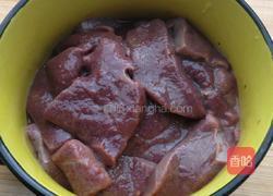 青椒炒猪肝的做法图解1