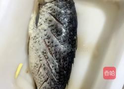 蒜爆鱼的做法图解1