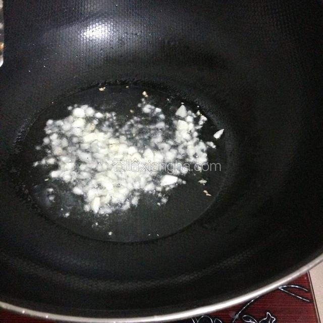 锅中倒入适量玉米油，倒进蒜泥炒香