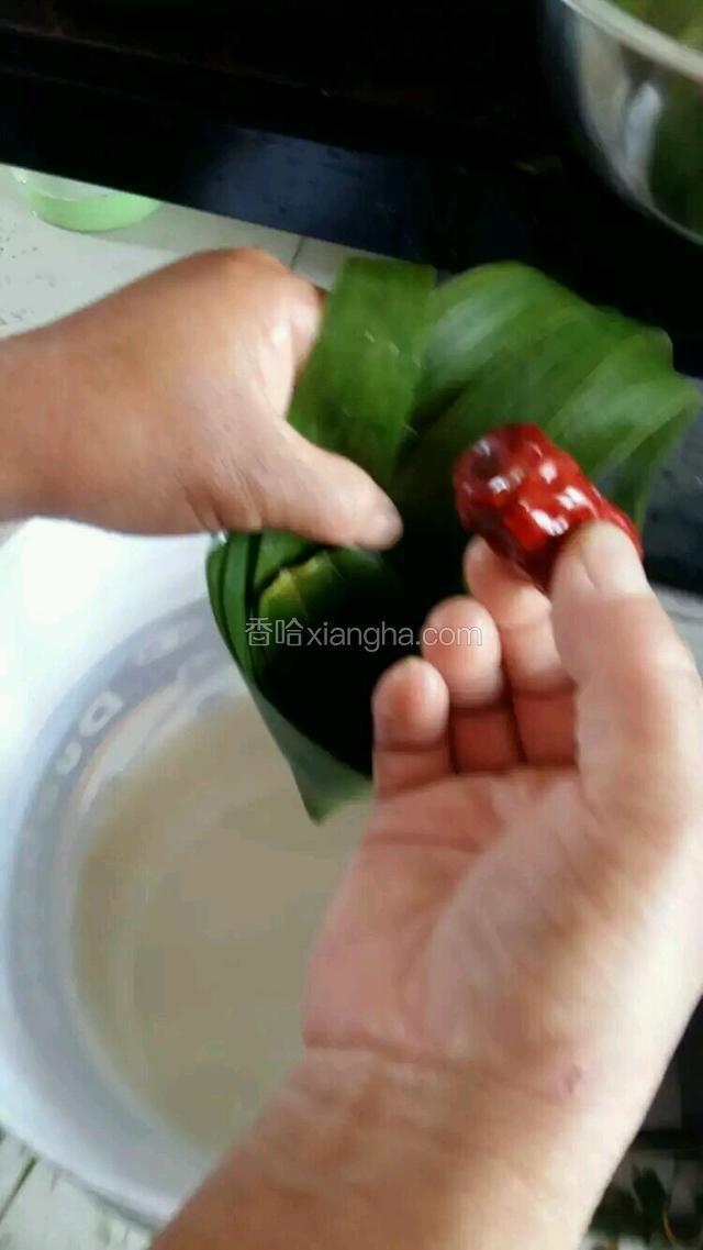 底部放一个枣，防止米漏掉。