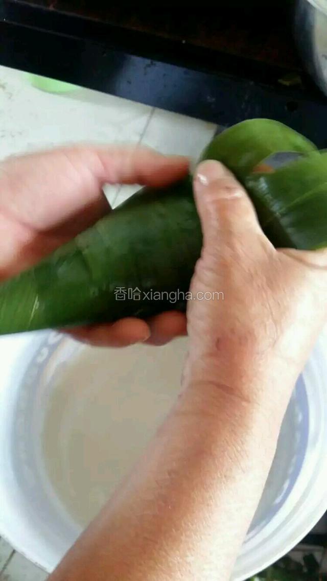 最后把粽叶这样合着盖住枣和糯米。