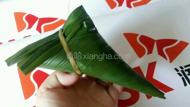 剪掉多余的粽叶。