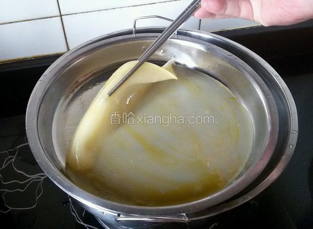 用筷子从边上揭起来。