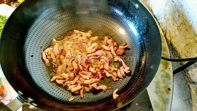 入肉炒至发白，入料酒，生抽，盐。