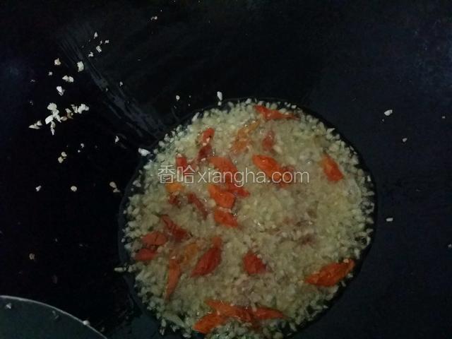 油下锅吃，等油温热加入配料，然后把小肠倒入锅中翻炒，加盐、料酒爆炒最后加入味精、白醋即可