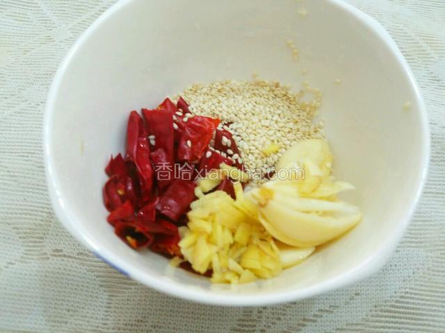 用小碗准备好辣椒角，白芝麻，蒜末，姜末。