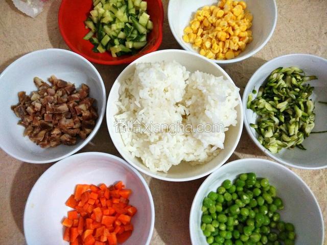 准备食材：槐花、豌豆、玉米洗净备用，黄瓜、胡萝卜、腊肠切丁，大米是剩饭(凉的)