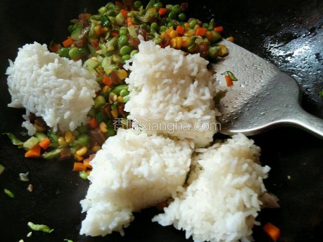 关小火加入米饭，用铲子稍稍用力按散米饭