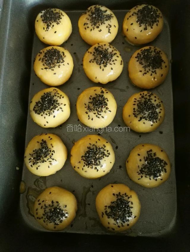 表面刷蛋黄液撒上黑芝麻