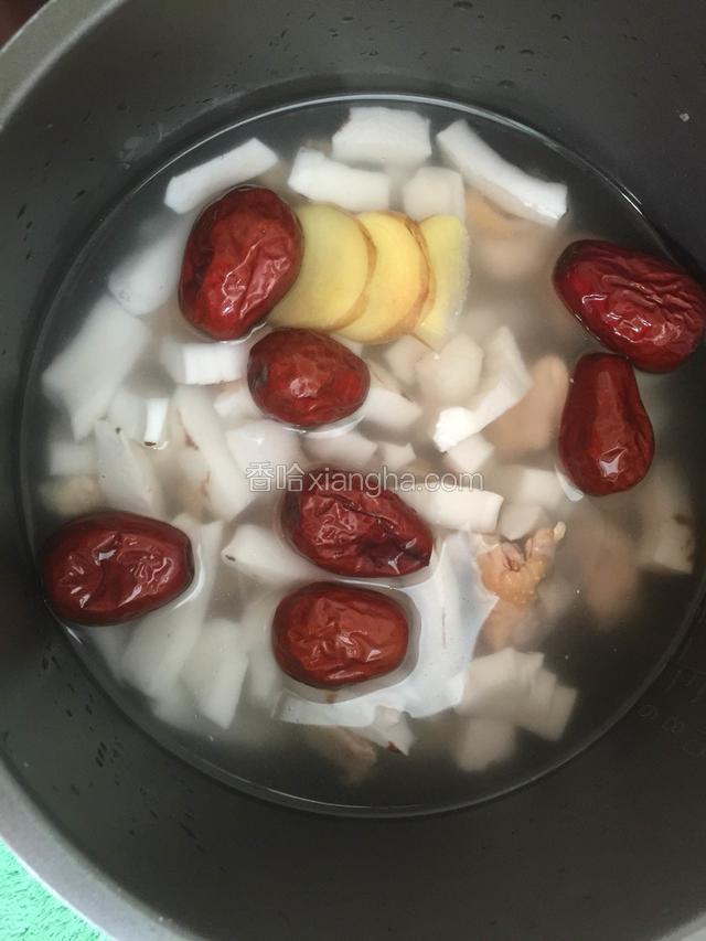 生姜，红枣放入锅里