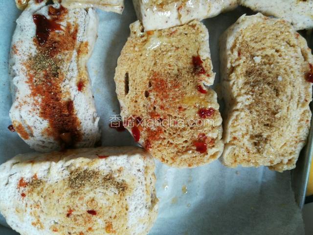 摆在烤盘上，还可以再洒些辣椒粉、孜然粉在上面，再涮点油。
烤箱设置180度上下火，烤25分钟
