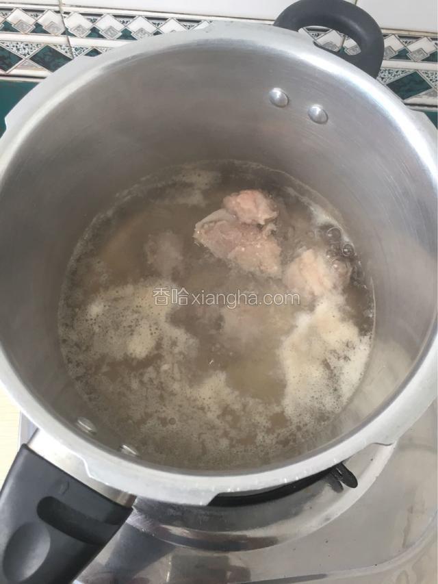 排骨入锅煮开去腥味