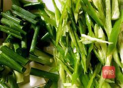 尖椒炒鸡肉的做法图解1