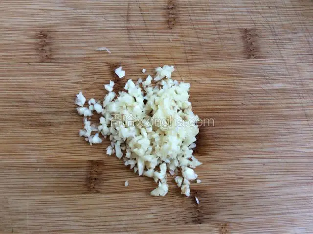 蒜用刀切成细一点的蒜蓉。