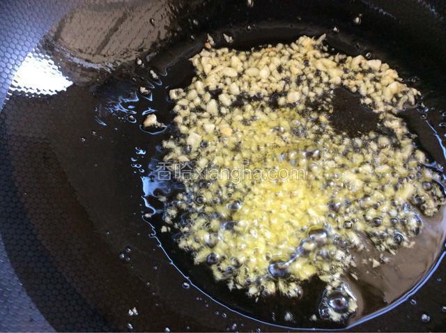 炒到蒜有变成金黄色，发干的时候开大火倒入油麦菜煸炒。