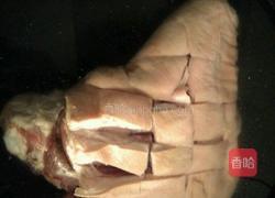 卤肘子的做法图解1