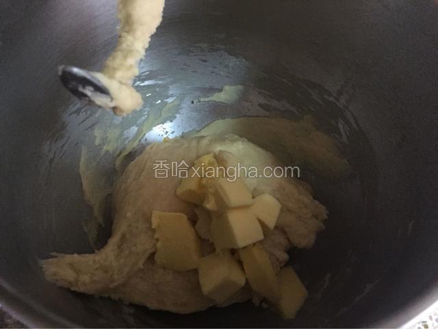 在第二次和面时加入黄油，继续开三档高速揉面，直到自动停止，然后再开一次和面程序，直到机器停止（共30分钟）