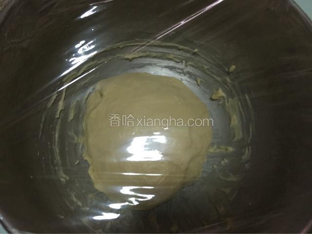 盖保鲜膜放温暖处发酵至2-2.5倍大