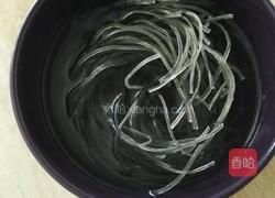芹菜粉条的做法图解1