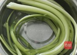 芹菜粉条的做法图解2