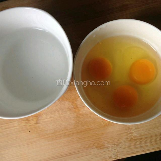 鸡蛋打到碗里，加少许盐，加半碗温开水一起搅拌均匀
