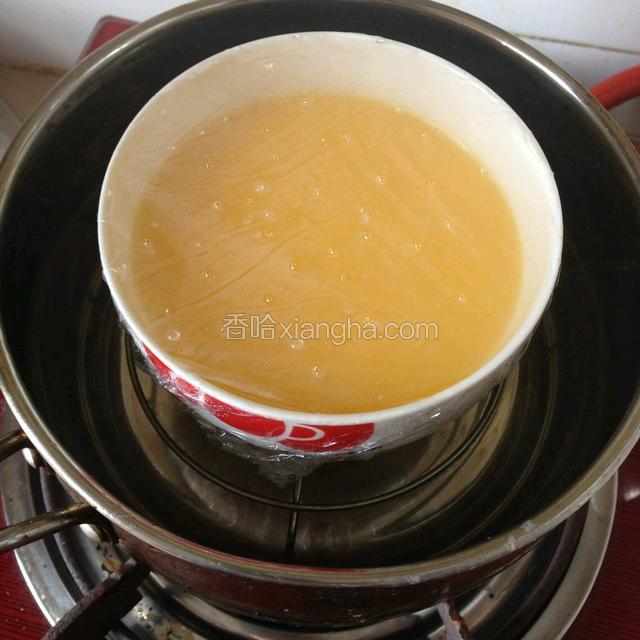 锅中注入适量清水，放上蒸架，放上鸡蛋液